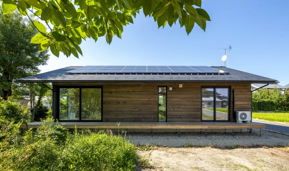 梨畑にひっそり建つシンプルで小さな高性能平屋